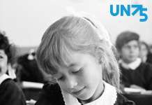 Bilden visar en skolflicka som deltar i en klass vid flyktinglägret Jabal Hussein i Jordanien 1961. Skolan grundades av UNRWA och personal från UNESCO.