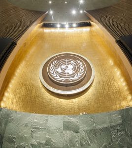 FN:s logotyp på väggen i generalförsamlingshallen