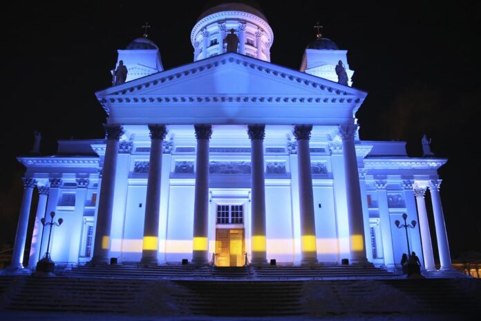 Helsinkis stadshus lyser upp i blått