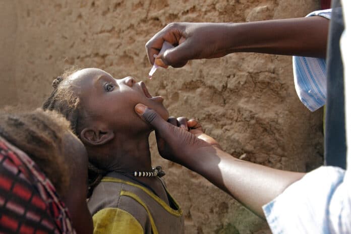 Barn vaccineras mot polio
