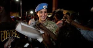 En kvinna från FN:s fredsbevarande trupper
