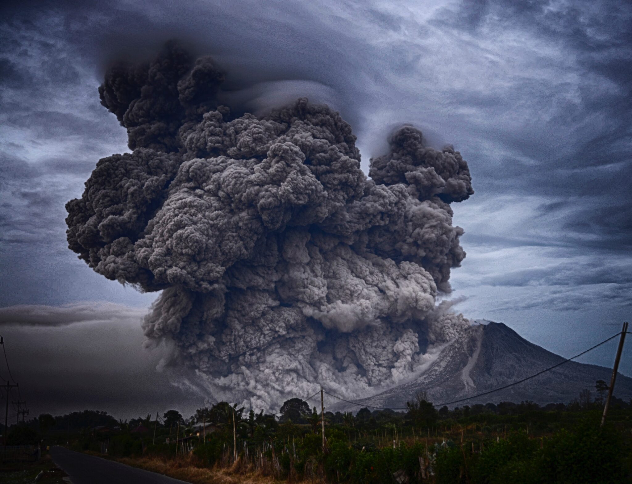Askmoln från Mount Sinabung vulkan i Indonesien