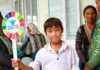 Pojke håller skylt mot tuberkulos