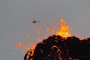 Vulkan, lava, helikopter