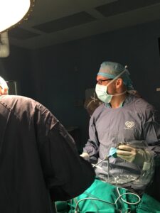 Läkare utför operation