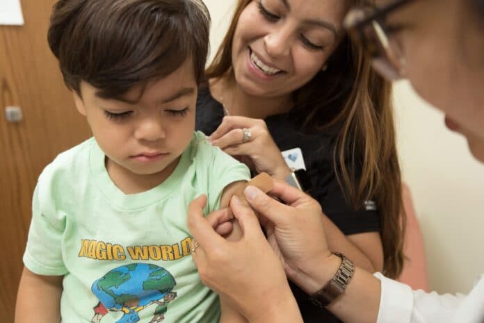 Vaccinationer, pojke får en spruta