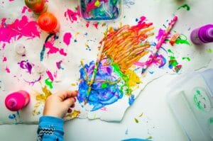 Barn som målar med olika färger, Kreativitet och innovation