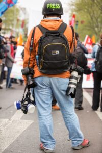 Journalist med kamera och hjäml