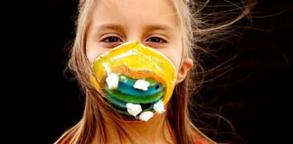 flicka med munskydd mot kol