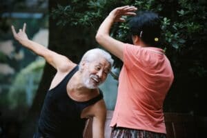 Äldre personer som dansar