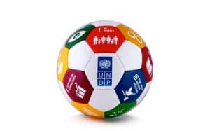 En fotboll dekorerad med De Globala Målen