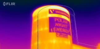 En stor behållare av järn som fotograferats med värmekamera och lyser gul