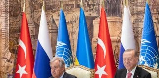 Antonio Guterres och Recep Tayyip Erdoğan undertecknar spannmålsavtalet