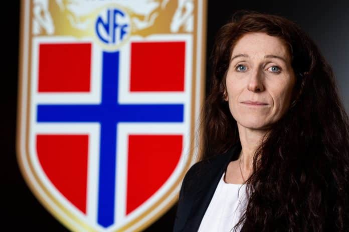 Lise Klaveness med norsk fotbollsflagga