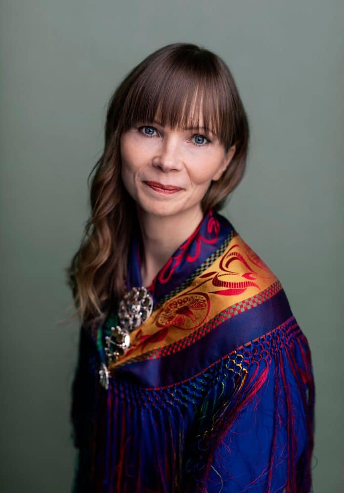 Ann-Helén Laestadius i närbild iklädd traditionell samisk dräkt.