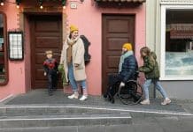 Man i rullstol tillsammans med sin familj