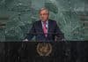 FNs generalsekreterare António Guterres står i en talarstol iklädd kostym och slips