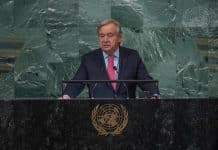 FNs generalsekreterare António Guterres står i en talarstol iklädd kostym och slips