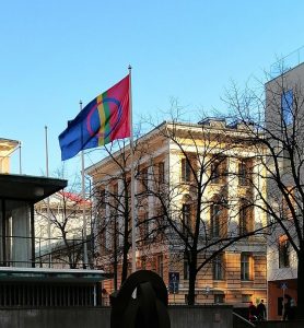 Den samiska flaggan bredvid en byggnad i Helsingfors. 