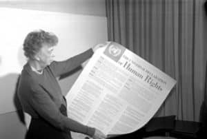 En svartvit bild på Eleonor Roosevelt som läser ett dokument.