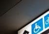 En bild av symbolen för personer med fysisk funktionsnedsättning, en rullstol
