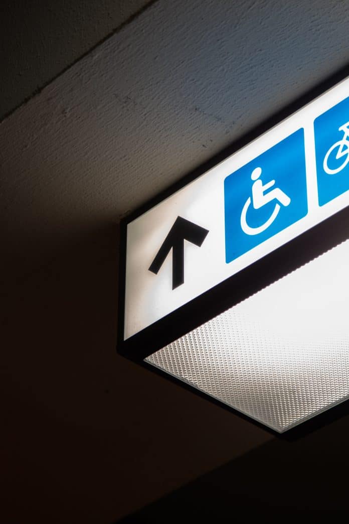 En bild av symbolen för personer med fysisk funktionsnedsättning, en rullstol