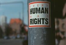 En dekal där det står every human has rights