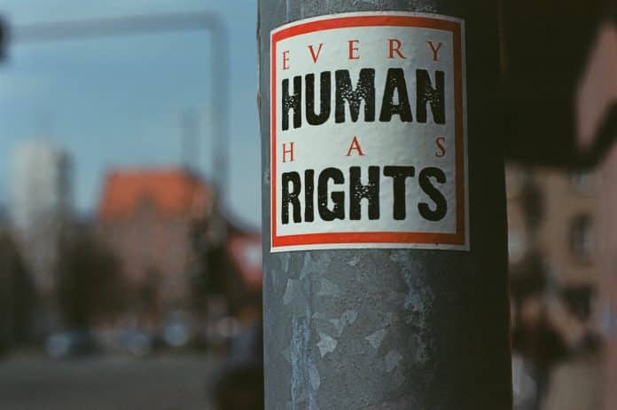 En dekal där det står every human has rights