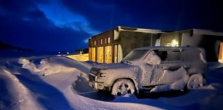 Ett snöigt landskap med en översnöad bil