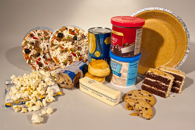 En närbild på kakor, popcorn och liknande livsmedel