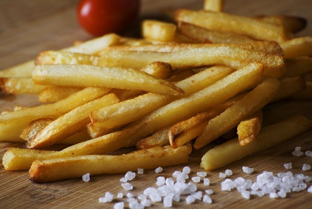 En närbild på pommes frites och saltkorn