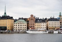 En stadssilhuett över Stockholm med vy över vattnet