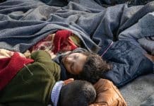 Barn som sover i ett flyktingläger