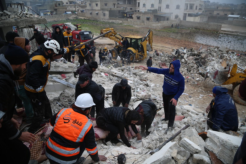 Hjälparbetare i förödelsen efter jordbävningen i Turkiet