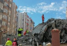 Hjälparbetare vid katastrofområden efter jordbävningen