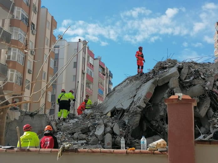 Hjälparbetare vid katastrofområden efter jordbävningen