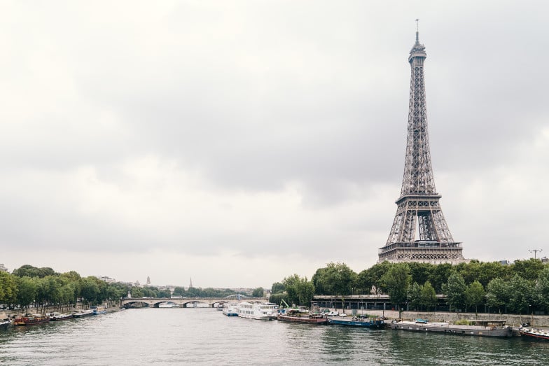Eiffeltornet i Paris och floden Seine