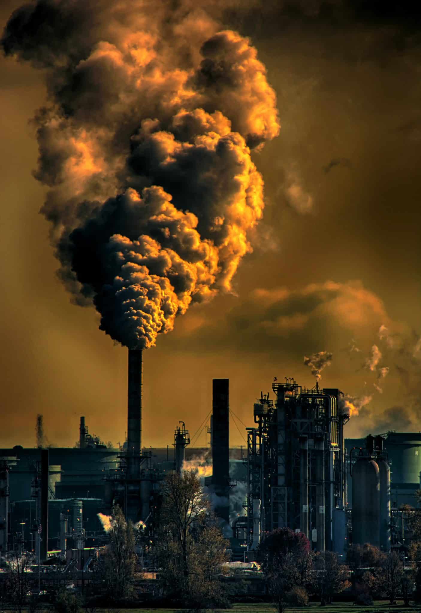 Fabriksskorstenar med massiva utsläpp