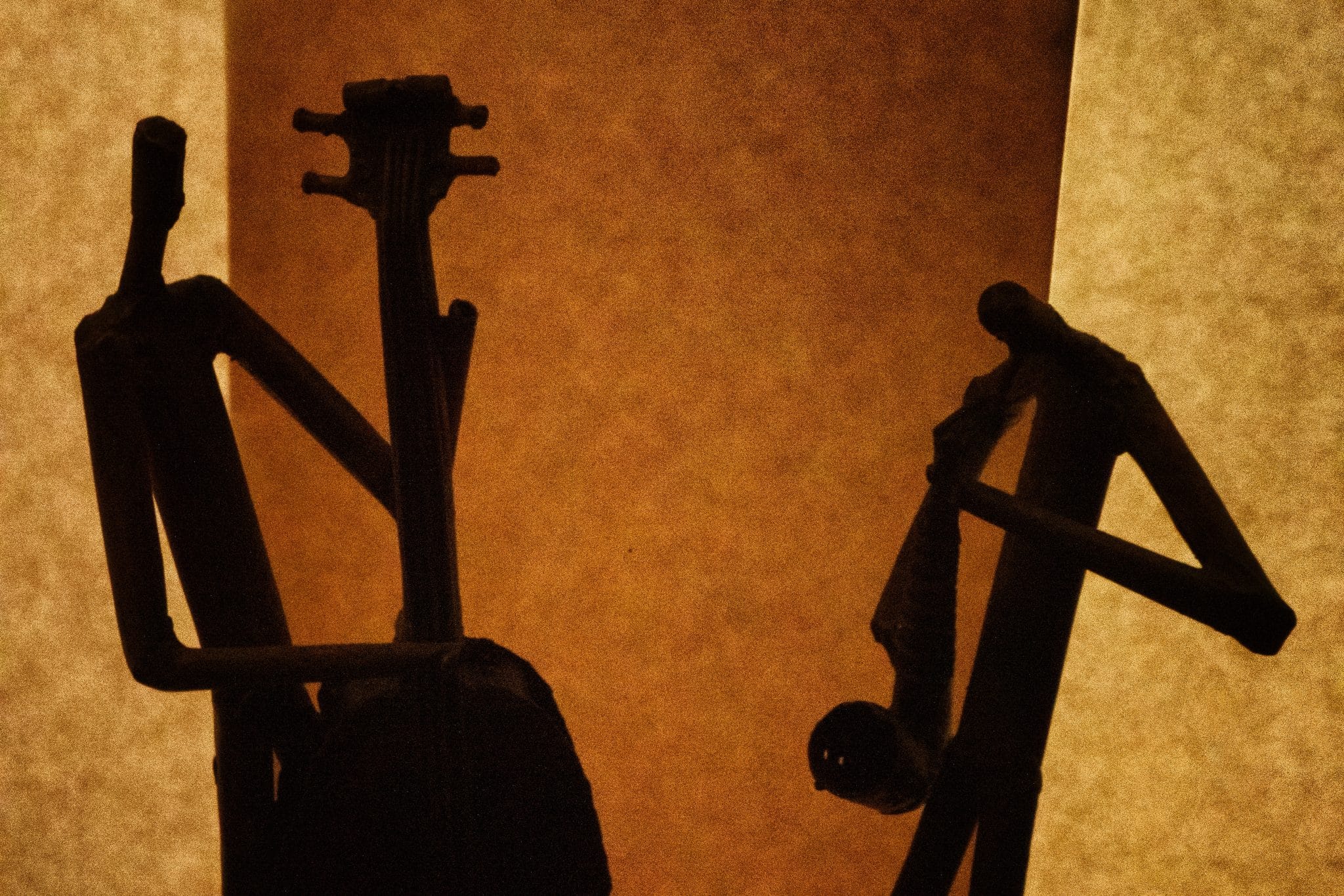 En illustration av två musicerande silhuetter