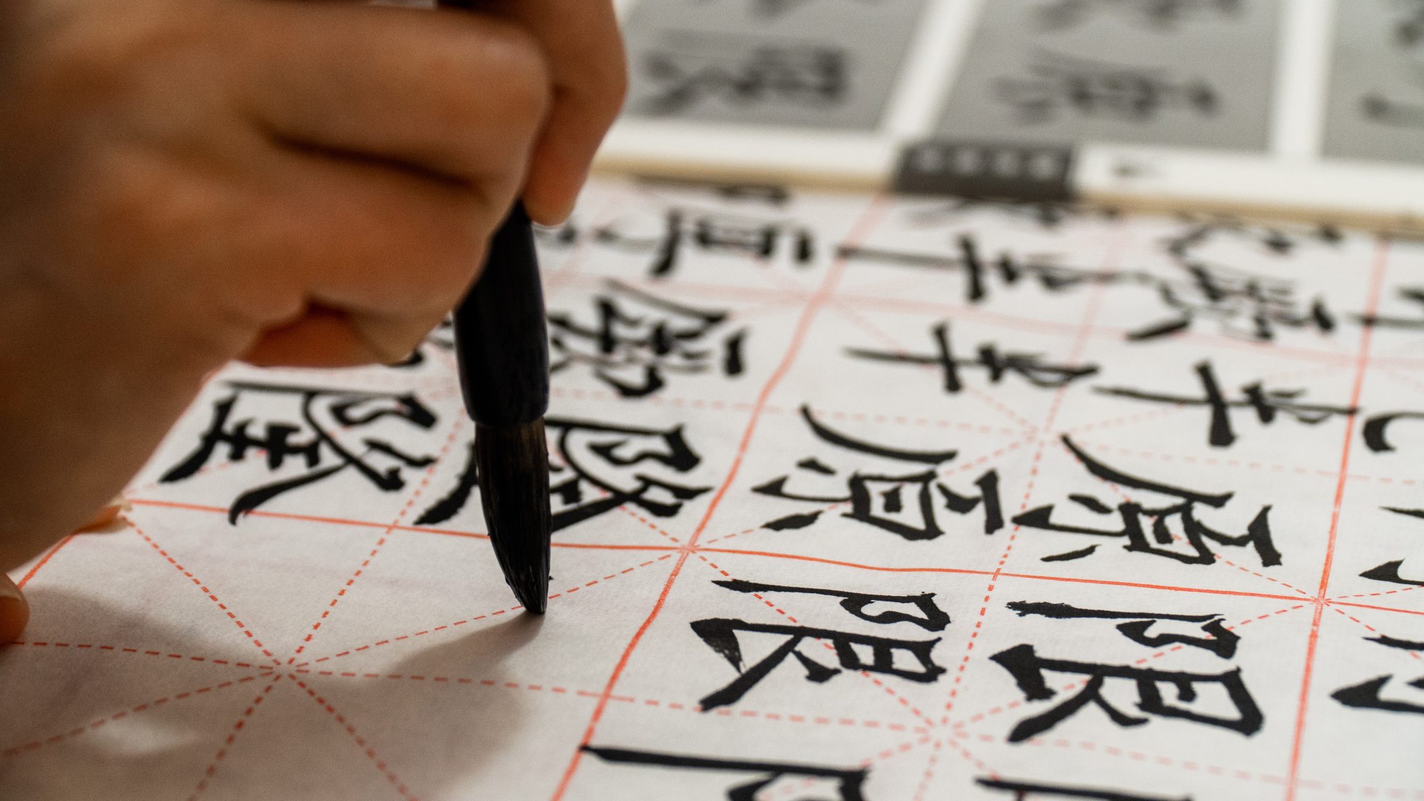 Kinesiska skriftspråket skrivs med en bläckpenna