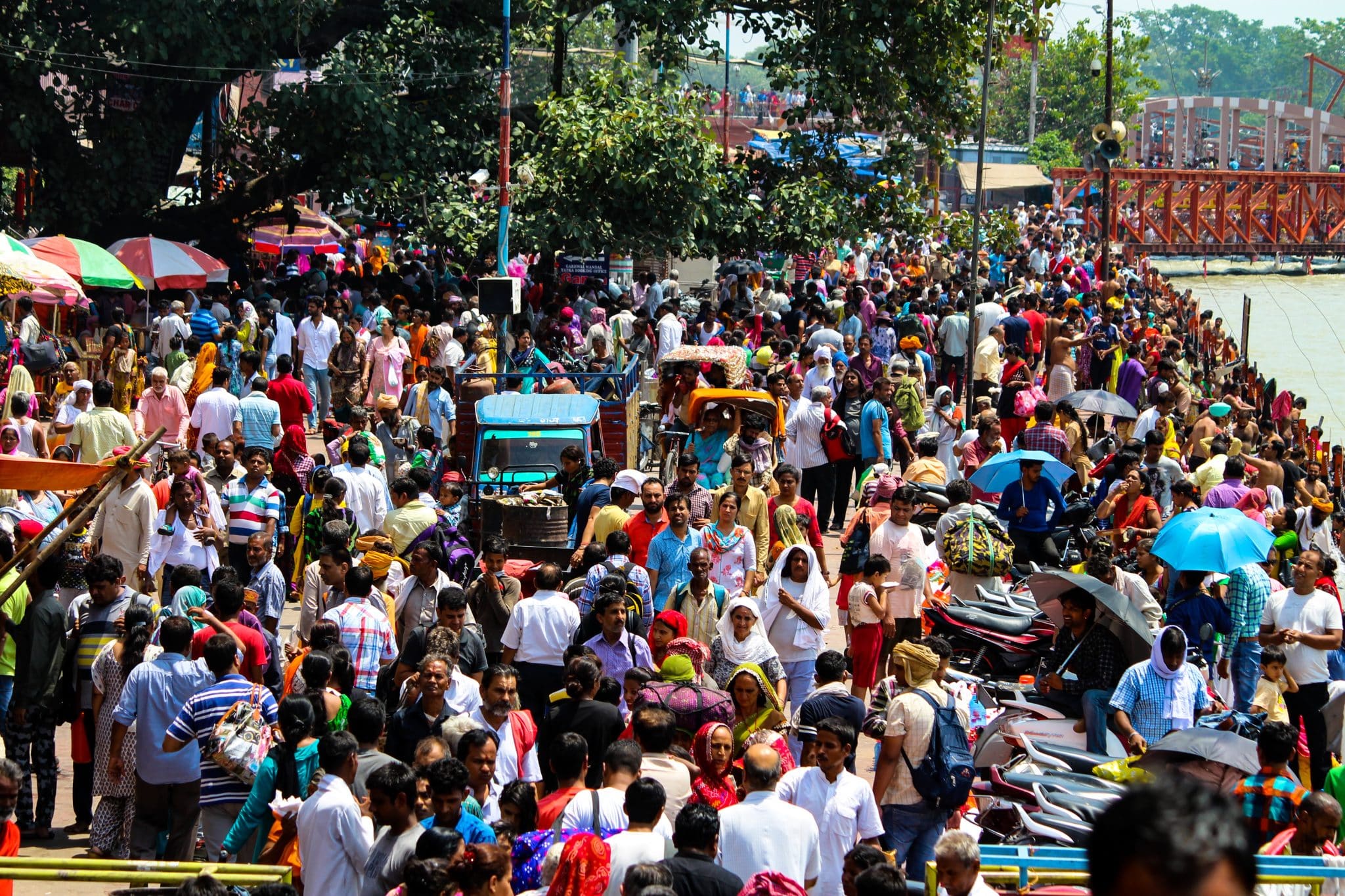 En stor folkmassa i Indien