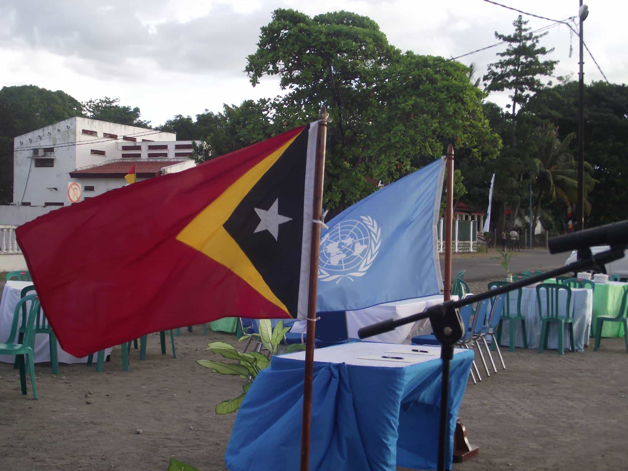 Östtimors och FNs flaggor