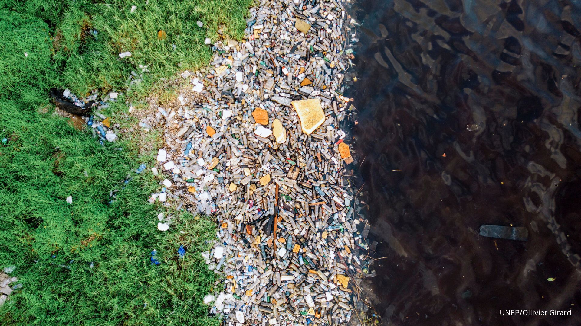En massa plastskräp på en strand