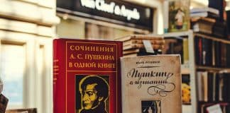 Tre böcker med rysk text på pärmen