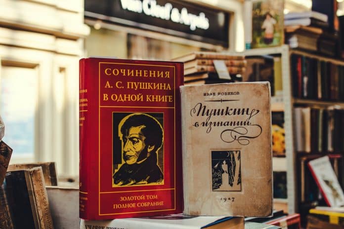 Tre böcker med rysk text på pärmen