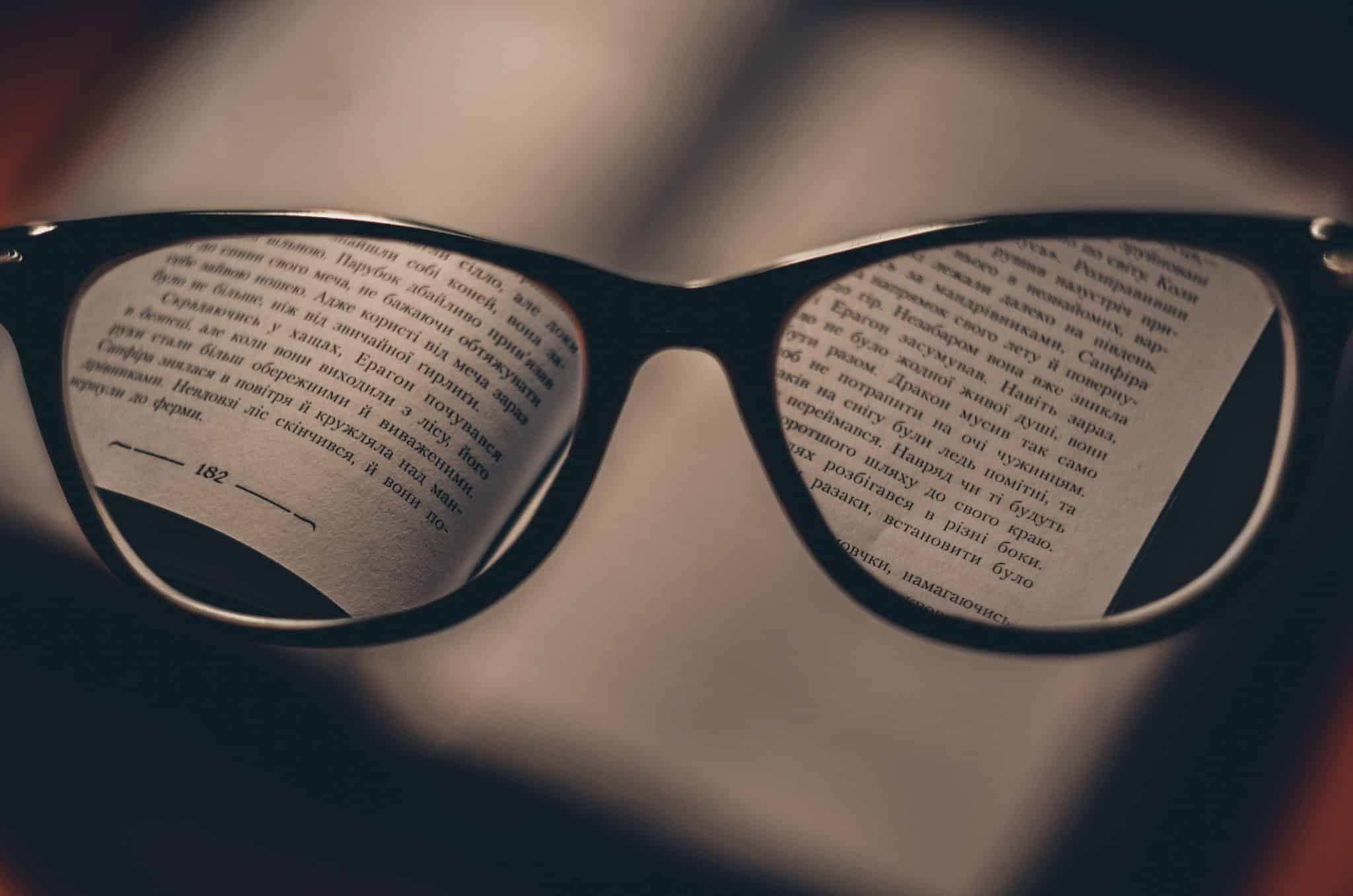 Ett par glasögon och text med kyrilliska i fokus