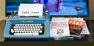 En gammal skrivmaskin och broschyrer, texten fake news