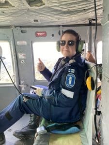 En kvinna i en helikopter