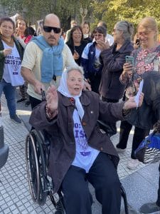 En äldre kvinna i rullstol som demonstrerar