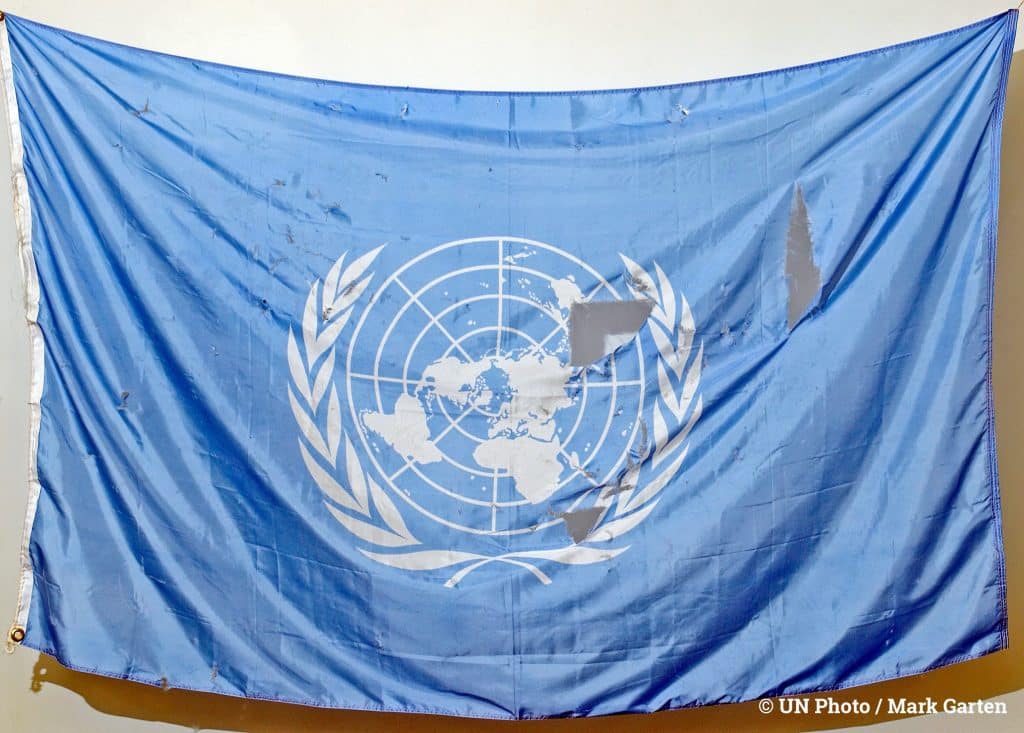 En FN flagga med hål i